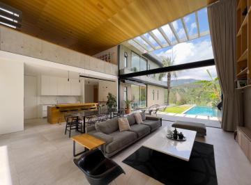 Casa · 368m² · 5 Habitaciones · 2 Estacionamientos · Casa de Venta Ubicada en Nayón, Moderna, Excelentes Acabados, Piscina, Vista