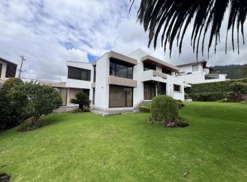 Casa · 480m² · 3 Habitaciones · 3 Estacionamientos · Casa de Venta Ubicada Dentro de Miravalle 2. Seguridad Las 24 Horas, Parques Comunales