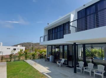 Casa · 205m² · 4 Habitaciones · 4 Estacionamientos · Casa con Piscina en Venta, Playas Villamil