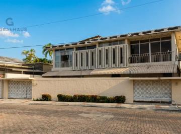 Casa · 700m² · Venta Casa Rentera con Piscina en Barrio del Centenario, 3 Departamentos. J. C.