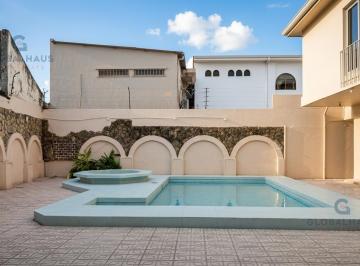 Casa · 400m² · 3 Habitaciones · 4 Estacionamientos · Venta Casa Rentera con Piscina en Barrio del Centenario, 3 Departamentos. J. C.