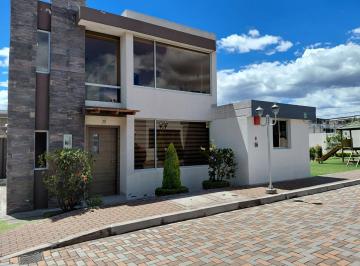 Casa · 115m² · 2 Habitaciones · 2 Estacionamientos · Linda y Funcional Casa Dentro de Conjunto Cerca a Vías Principales, Tumbaco Pr