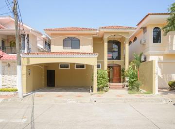 Casa de 3 habitaciones, Guayaquil · Urb. Las Riberas, Samborondón - Casa con Piscina en Alquiler
