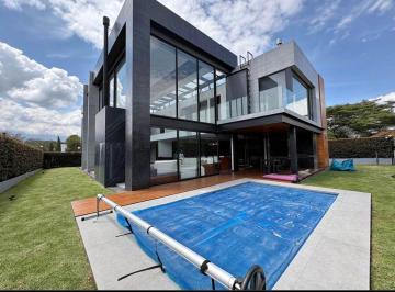 Casa de 4 habitaciones, Quito · Casa de Lujo Amoblada en Renta en Los Arrayanez