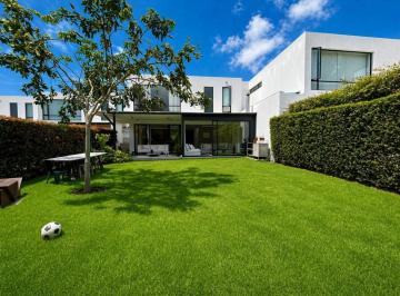 Casa · 200m² · 3 Habitaciones · 2 Estacionamientos · Casa - Tumbaco