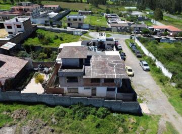 Casa · 186m² · 4 Habitaciones · 1 Estacionamiento · Casa de 3 Plantas en Ibarra