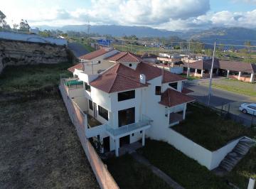 Casa · 263m² · 3 Habitaciones · 1 Estacionamiento · Casa con Piscina en Chibuleo