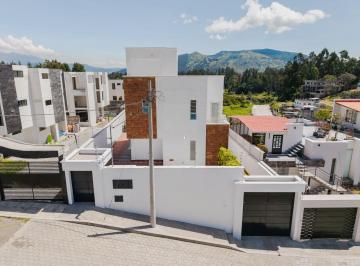 Casa de 3 habitaciones, Quito · Amplia Casa de Lujo 189 m² a Estrenar Cashapamba