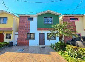 Casa · 140m² · 2 Estacionamientos · Se Vende Casa en Urb. Milann, Via Salitre, Anaa