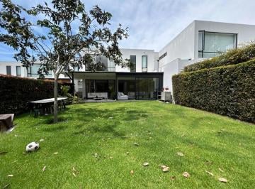 Casa · 415m² · 3 Habitaciones · 2 Estacionamientos · Casa - Tumbaco