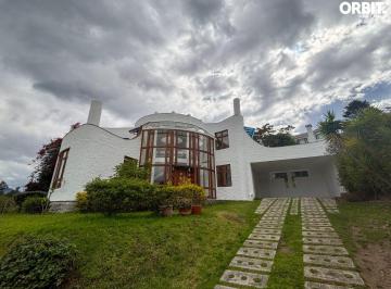 Casa de 3 habitaciones, Quito · En Venta Amplia Casa de 3 Dorm. Ubicada en Nayon en Urbanización Privada