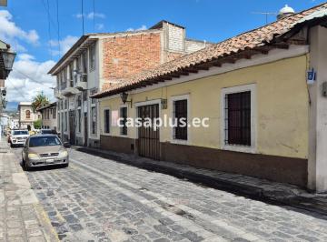 Casa · 350m² · 7 Habitaciones · 3 Estacionamientos · Propiedad en Venta en El Centro de Latacunga