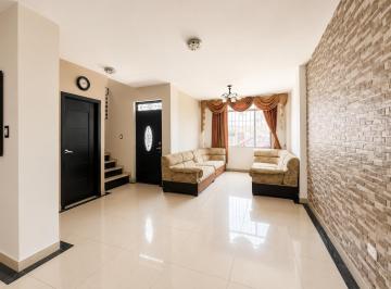 Casa de 3 habitaciones, Guayaquil · Casa en Venta en Urb. Jardines del Río – Seguridad, Confort y Excelente Distribución - I. Alarcón
