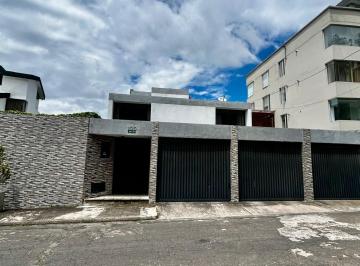 Casa · 391m² · 4 Habitaciones · Casa en Norte de Quito