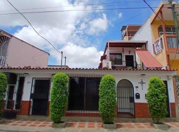 Casa de 5 habitaciones, Guayaquil · En Venta Casa Rentera en La Alborada 9na. Etapa