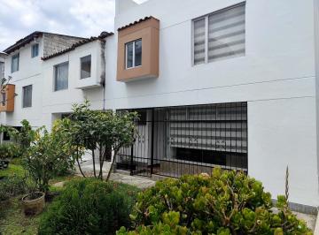 Casa · 138m² · 4 Habitaciones · 1 Estacionamiento · Casa en Conjunto de Venta con 4 Dorm., Sector Hospital San Francisco - Carcelén