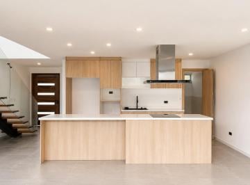 Casa · 196m² · 3 Habitaciones · 2 Estacionamientos · Casa en Renta Cumbayá Sector El Nacional 3 Dorm.