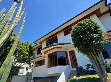 Casa de 5 habitaciones, Quito · Venta de Amplia Casa en Cumbaya