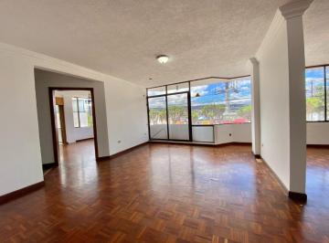 Casa de 14 habitaciones, Quito · Casa de Venta Sector El Inca