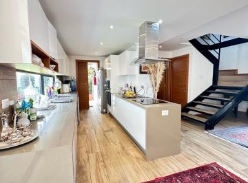 Casa · 205m² · 3 Habitaciones · 2 Estacionamientos · Casa - San Juan de Cumbayá