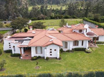 Casa · 350m² · 4 Habitaciones · 4 Estacionamientos · Casa - Los Chillos