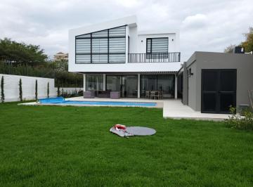 Casa · 620m² · 3 Habitaciones · 4 Estacionamientos · Casa de Venta en Tumbaco con Increíble Diseño