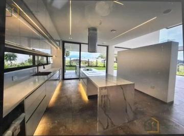 Casa · 380m² · 4 Habitaciones · 2 Estacionamientos · Hermosa Casa de Lujjo con 4 Habitaciones en Puembo