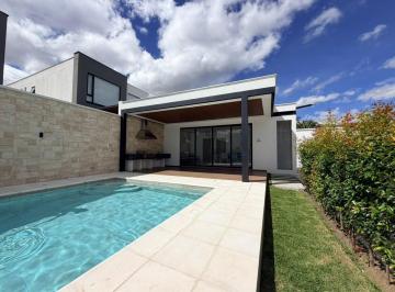 Casa · 150m² · 3 Habitaciones · 2 Estacionamientos · Casa en Tumbaco