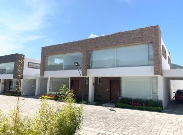 Casa · 218m² · 3 Habitaciones · 2 Estacionamientos · Casa en Tumbaco