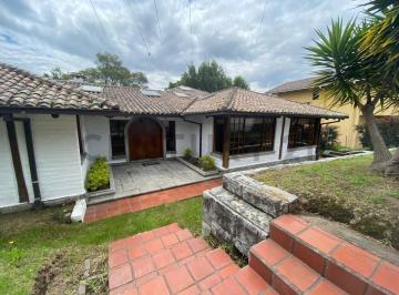 Casa · 450m² · 5 Habitaciones · 3 Estacionamientos · Se Vende Casa Independiente Cumbaya Sector Colegio Menor
