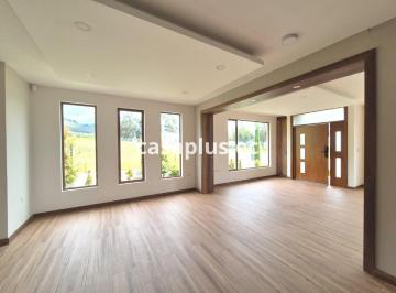 Casa · 363m² · 3 Habitaciones · 2 Estacionamientos · Casa por Estrenar en Venta en Belisario Quevedo en Latacunga