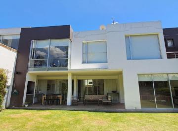 Casa de 4 habitaciones, Quito · Vendo Casa con Vista 4 Dorm. Estudio Amplio Espacios y Jardín Tanda Miravalleurbanización