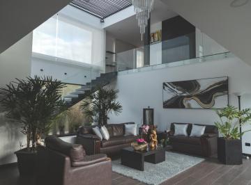 Casa · 470m² · 3 Habitaciones · 4 Estacionamientos · Casa Elegante y Amplia en Venta en Latacunga