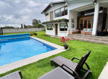 Casa de 3 habitaciones, Quito · Vendo Casa con Piscina Espectacular - Puembo