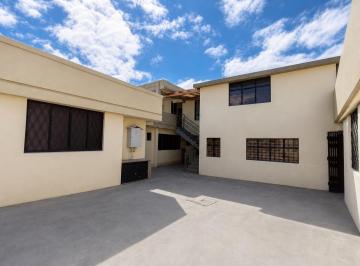 Casa de 6 habitaciones, Quito · Casa Rentera en Venta - Sector Mitad del Mundo
