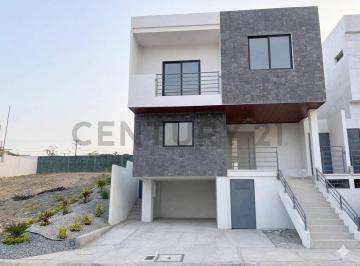Casa · 346m² · 4 Habitaciones · 1 Estacionamiento · Se Vende Casa de Estreno de 2 Pisos – Urb. El Condado. Ma