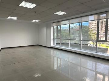 Oficina comercial · 49m² · 1 Estacionamiento · Oficina en Renta Edificio Corporativo Av 12 de Octubre y Colón, 49 m² un Ambiente