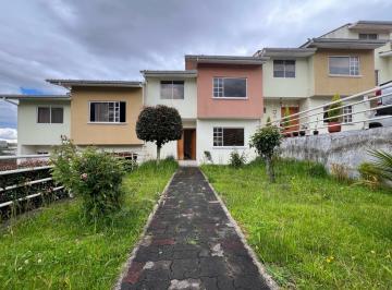 Casa · 131m² · 3 Habitaciones · 1 Estacionamiento · De Oportunidades Casa Urbanización Privada en Venta - Cuenca