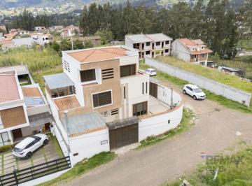 Casa · 355m² · 4 Habitaciones · 3 Estacionamientos · En Venta Casa Amplia en Sayausi Cuenca