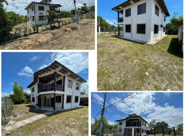 Casa de 6 habitaciones, Muisne · Casa Amplia de Dos Pisos en Mompiche