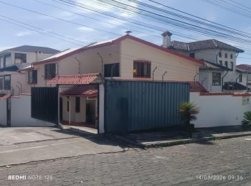 Casa · 408m² · 4 Habitaciones · 4 Estacionamientos · Casa ¡Oportunidad Única! y Confort en El Pinar. Ofrece Amplitud, Luminosidad y Calidez.