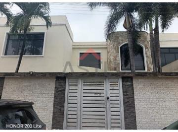 Casa de 4 habitaciones, Guayaquil · Se Vende Urbanización Las Riberas Samborondon, Frente Al Centro Comercial Rio Centro.