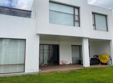 Casa · 250m² · 3 Habitaciones · 3 Estacionamientos · Casa Moderna Amplio Jardín