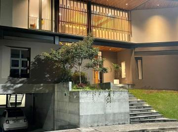 Casa · 577m² · 3 Habitaciones · 4 Estacionamientos · Hermosa Casa Moderna Acabados de Lujo