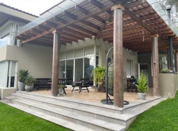 Casa · 487m² · 4 Habitaciones · 4 Estacionamientos · Hermosa Casa de 4 Dorm. con Hermosa Vista en Pleno Cumbaya