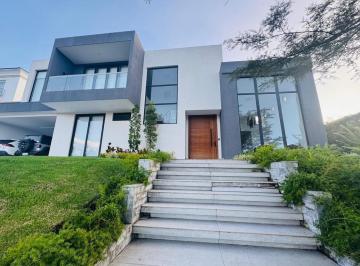 Casa · 600m² · 4 Habitaciones · 4 Estacionamientos · Hermosa Casa con Piscina Moderna 4 Dorm