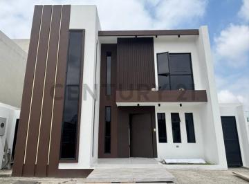 Casa · 228m² · 4 Habitaciones · 1 Estacionamiento · Casa en Venta en El Condado de Vicolinci. m. A.