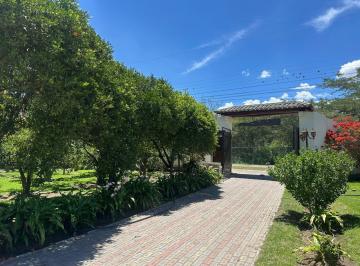 Hacienda-Quinta · 383m² · 5 Habitaciones · 6 Estacionamientos · Quinta Exclusiva en Guayllabamba con Frutales y Amplio Terreno