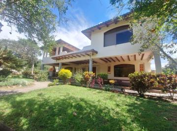 Hacienda-Quinta · 383m² · 6 Habitaciones · 6 Estacionamientos · Quinta Exclusiva en Guayllabamba con Frutales y Amplio Terreno