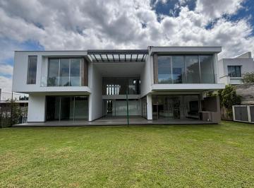 Casa · 650m² · 6 Habitaciones · Casa en Tumbaco